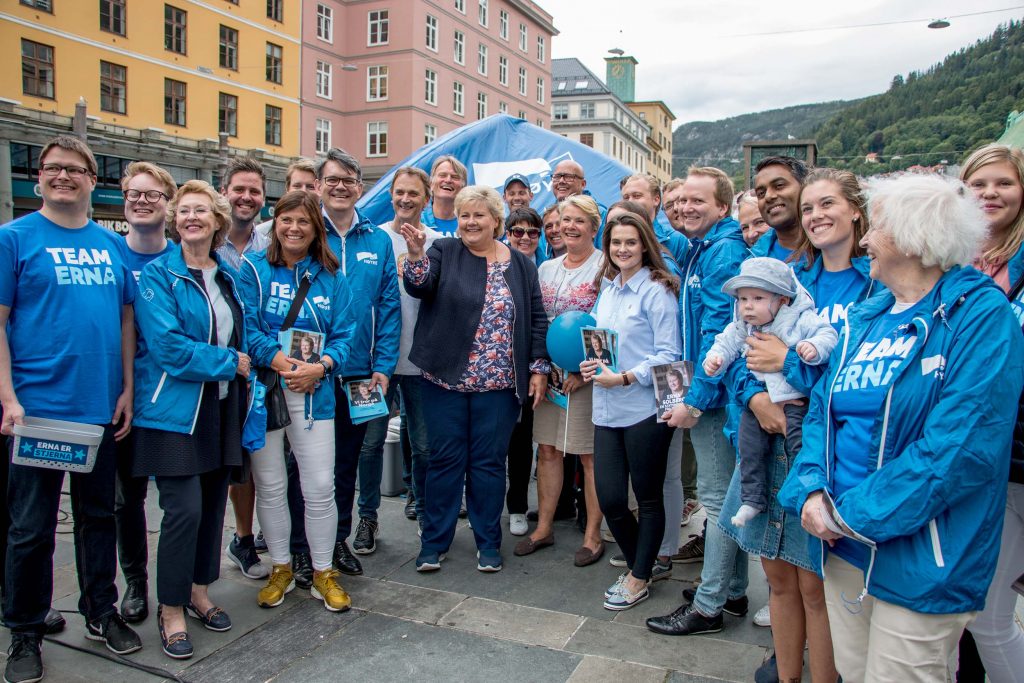 Erna Solberg sammen med Høyre-folk på Vestlandstur valgkampen 2021