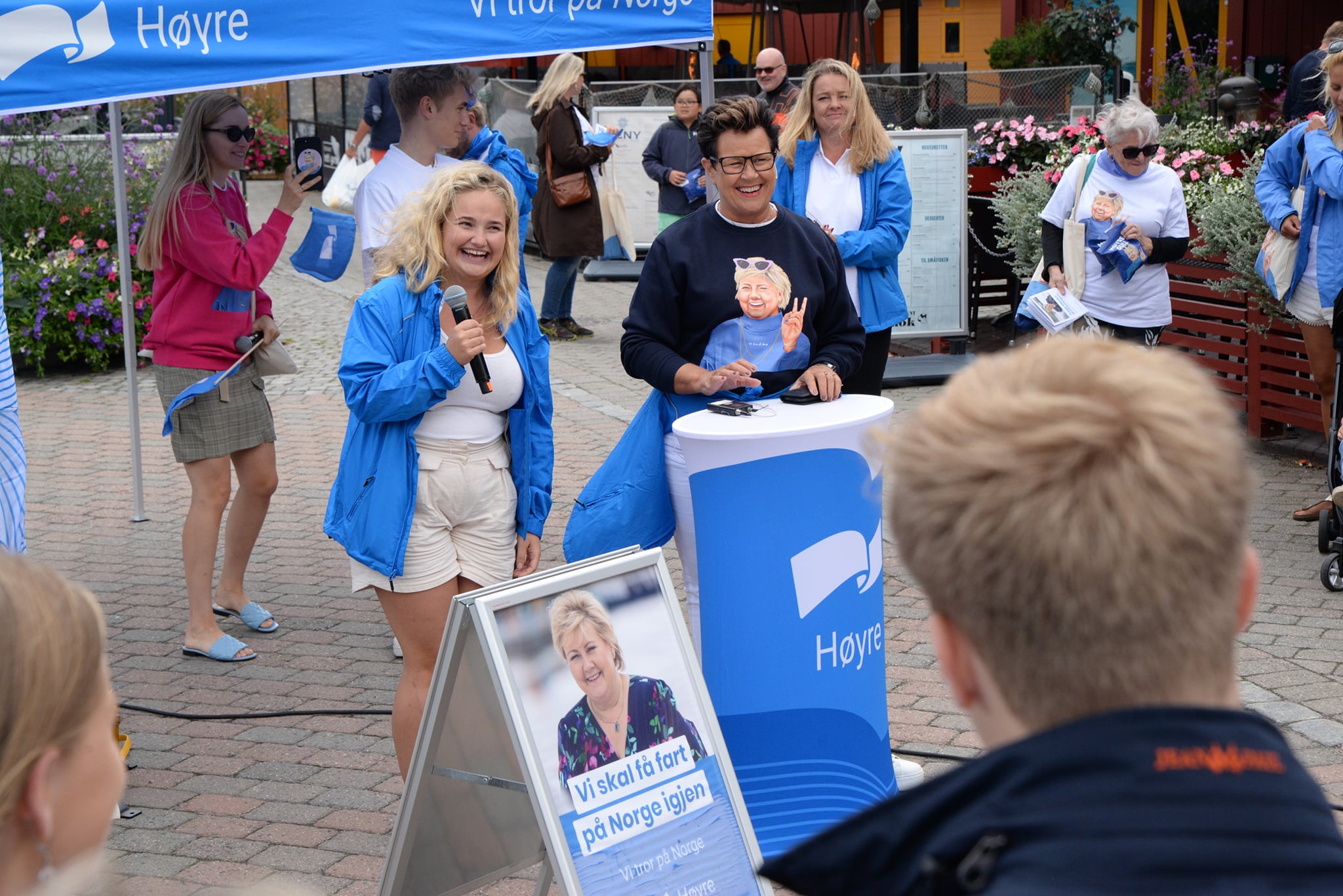 Bilde av Høyrefolk på stand.