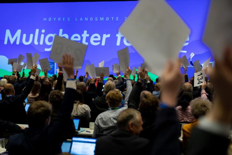 Bilde av at mennesker stemmer på landsmøtet