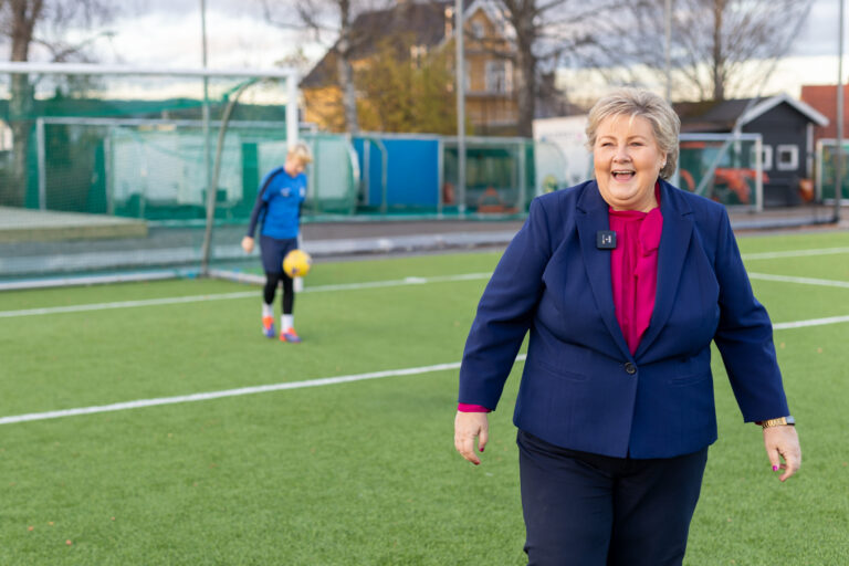 Erna Solberg, løkkefotball