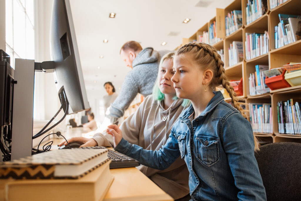 Jenter på skolen