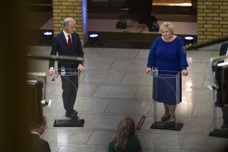 onas Gahr Støre (A) og statsminister Erna Solberg (H) under partilederrunden på Stortinget under valgnatt 2021. Foto: Benjamin A. Ward/Stortinget