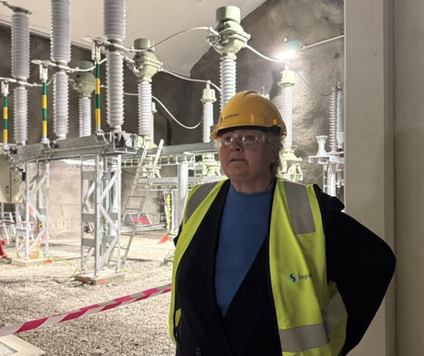 Erna Solberg og Høyre vil stemme nei til regjeringens strømforslag, fordi deres egen løsning er enda billigere mer klimavennlig.