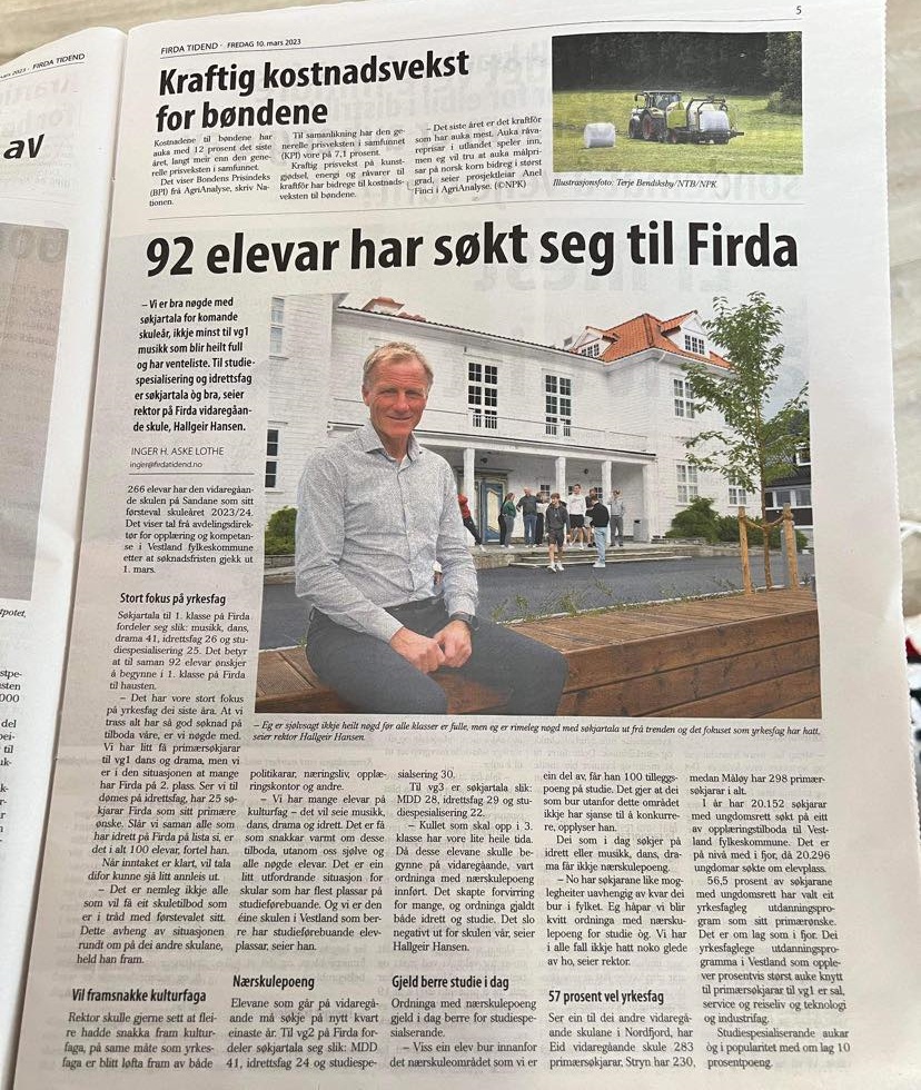 Bilde av papirutgaven av Firda tidend, der rektoren på Firda vgs sier at nærskolemodellen slår dårlig ut