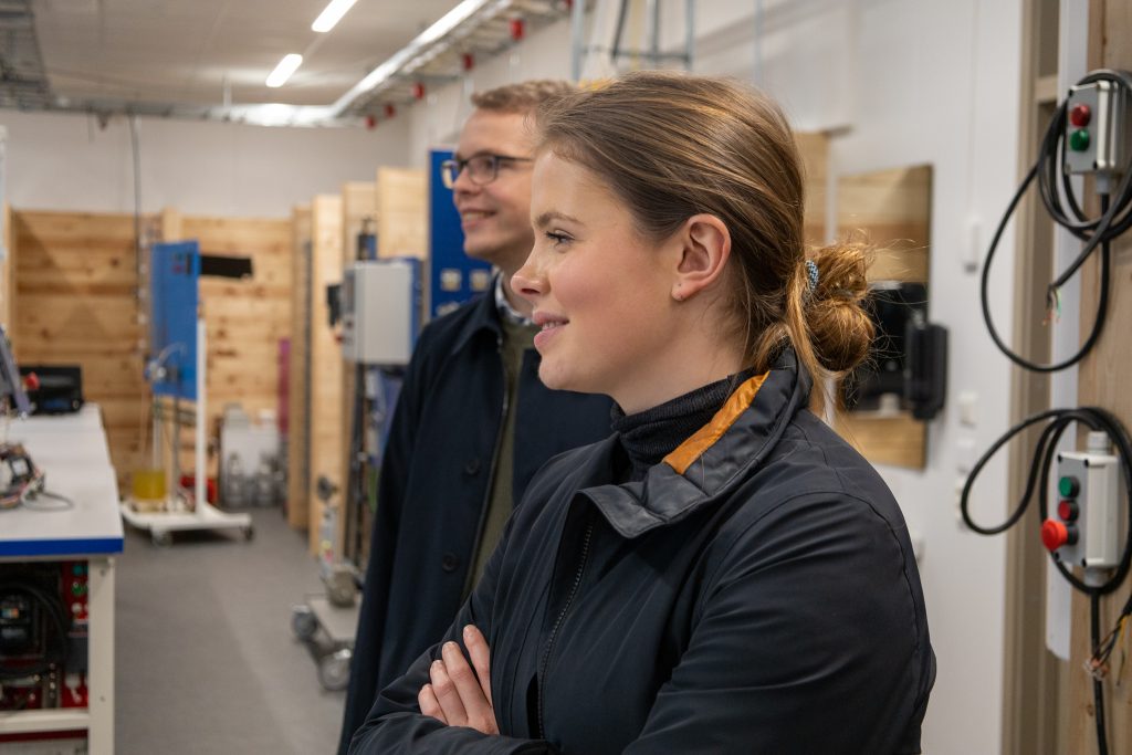 Tora og Vegard i et klasserom for elektrofag