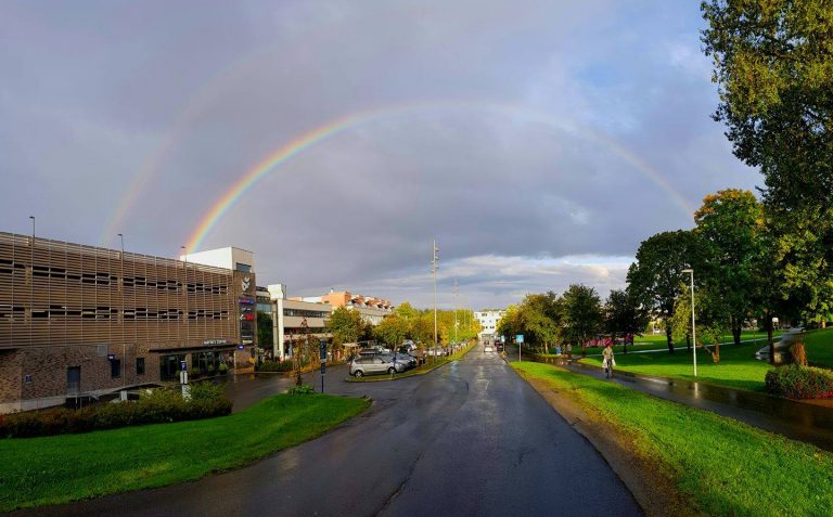 Regnbue over Ås sentrum