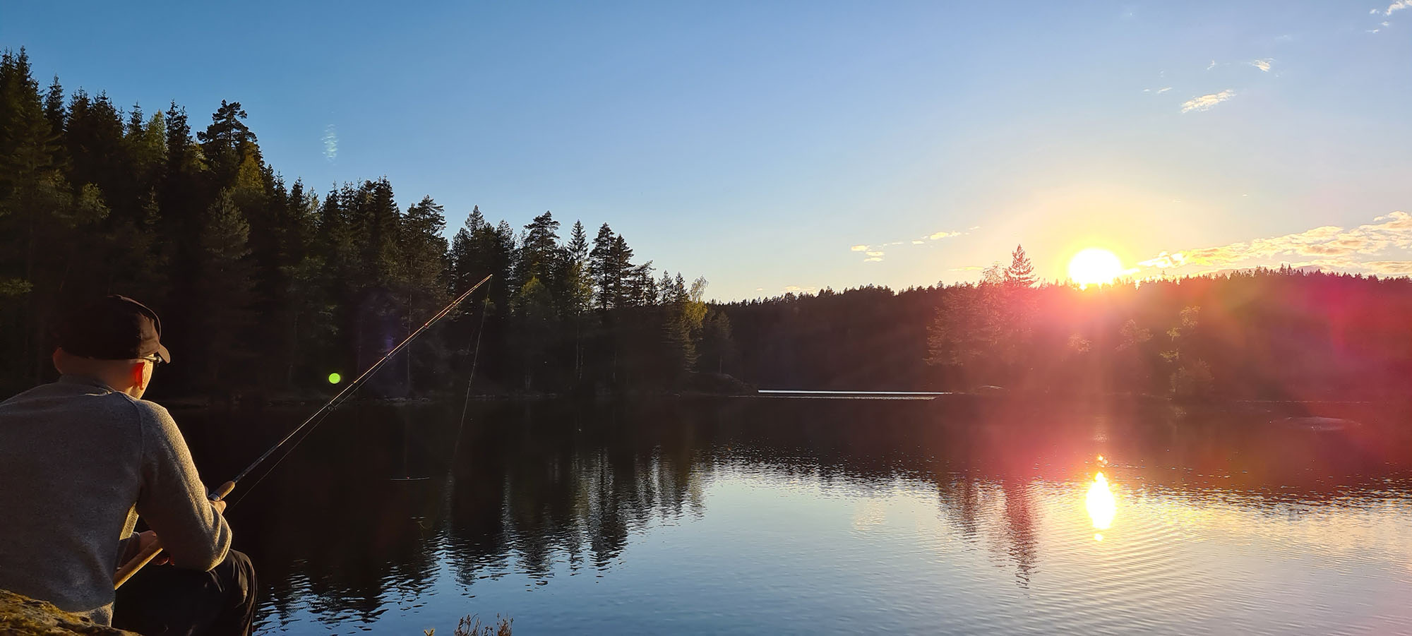 Bilde av person som fisker ved Ramstadsjøen
