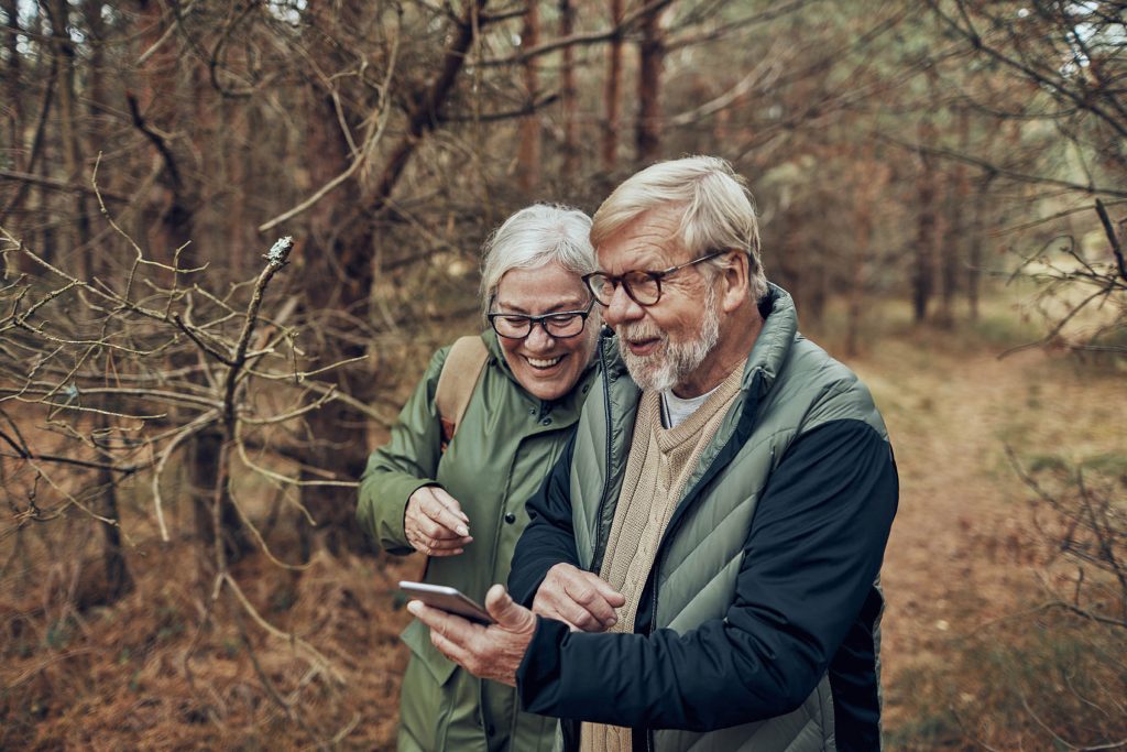 Bilde av eldre ektepar i skogen