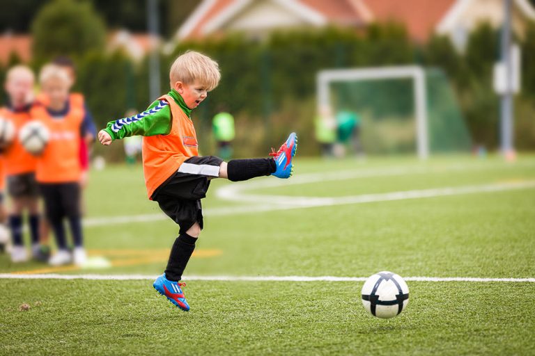 Bilde av gutt som spiller fotball