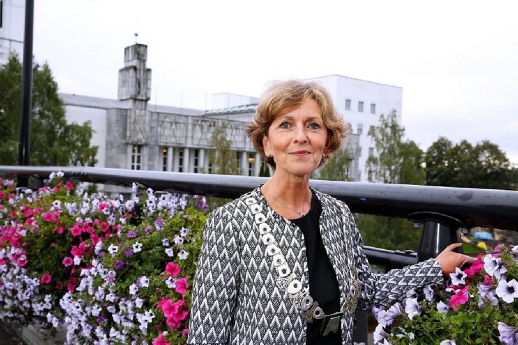 Lisbeth på broen utenfor rådhuset, kommunens bilde