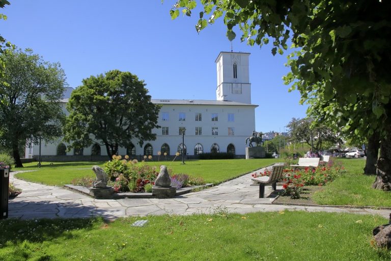 Bærum rådhus fra parken, sommer, foto: Morten Larsen