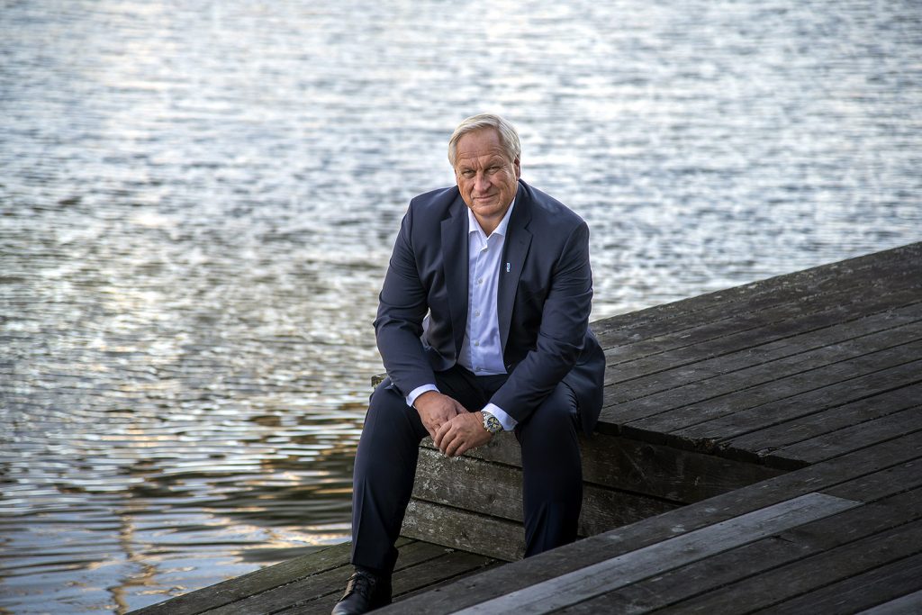 Ordfører Kjell Arne Hermansen sittende ved elva.