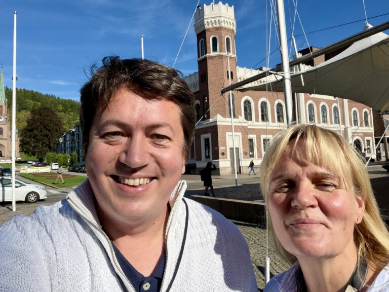 Andreas Muri og Kristin Surlien foran tårnbygningen.
