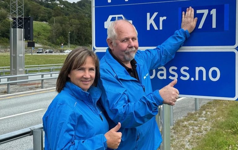 Irene Heng Lauvsnes og Kristoffer Amdal foran skilte med Ryfast takstene