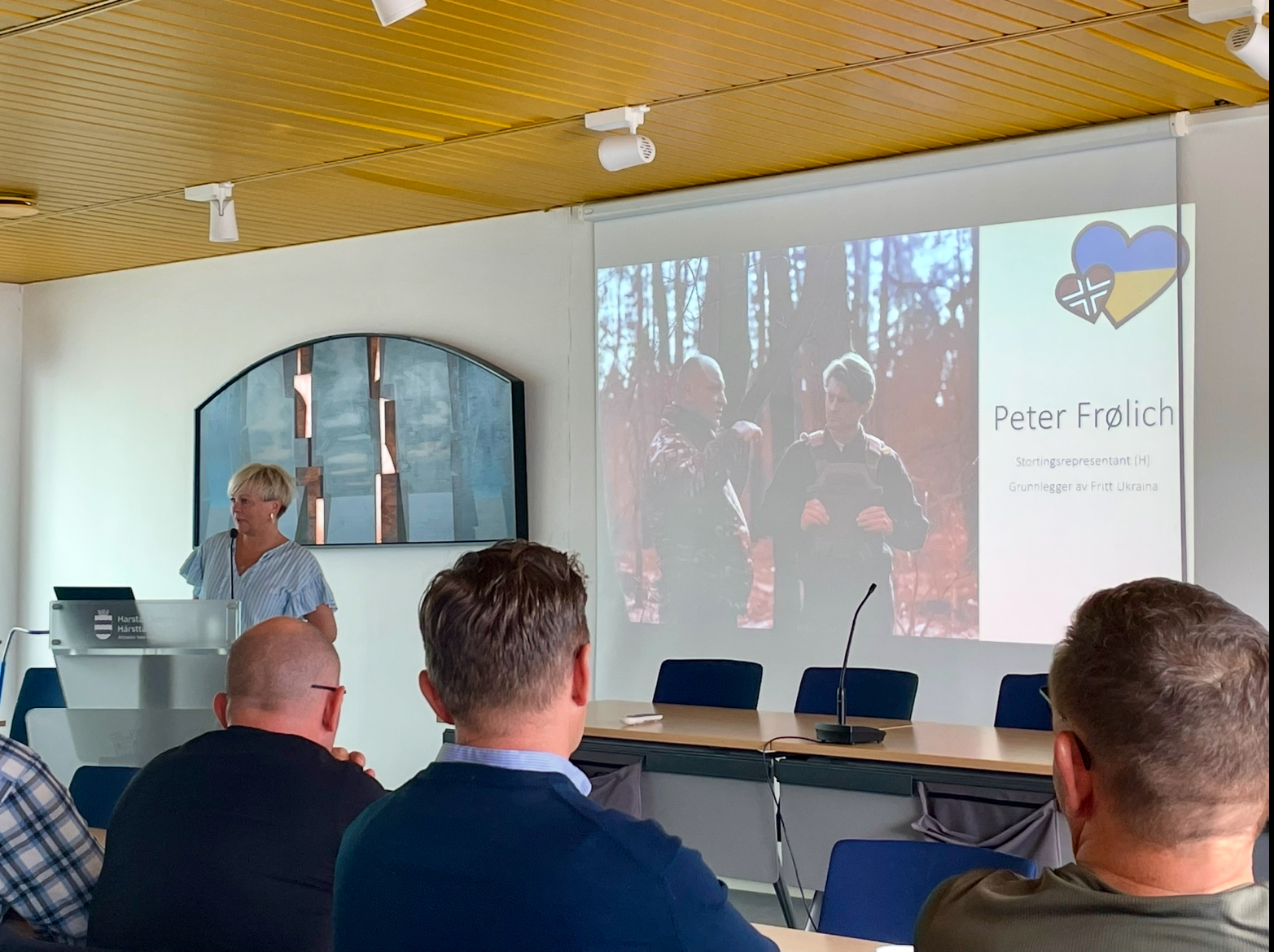 Nina Dons Hansen introduserer Peter Frølich fra Fritt Ukraina