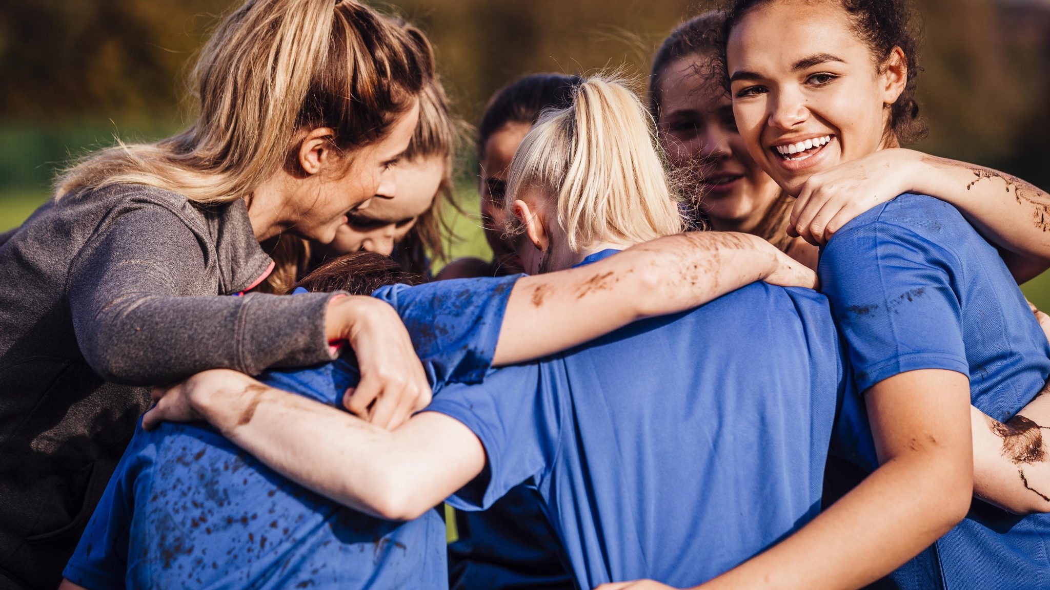 Женщины вместе. Touching девочки. Gather и Huddle. Йога для двух человек фото. Girls playing together.