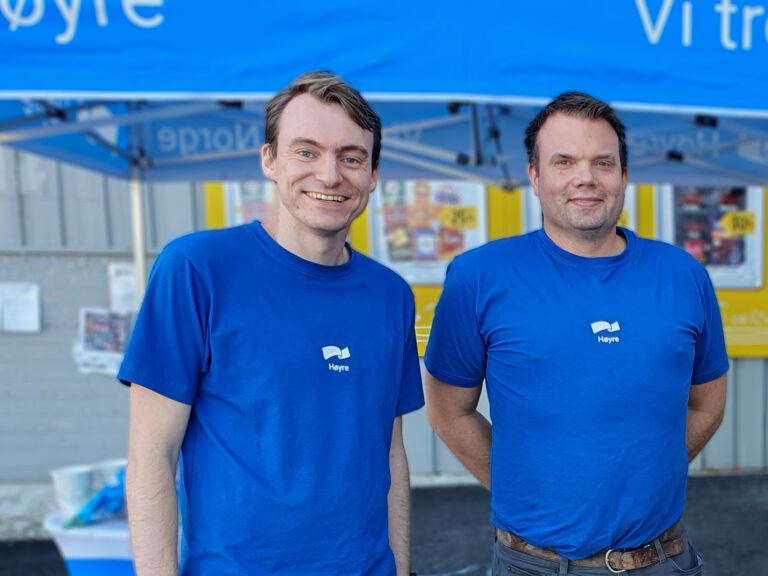 Bilde av to menn i Høyre-T-skjorter: Marius Krogstad Aune og Kjetil Blokkum