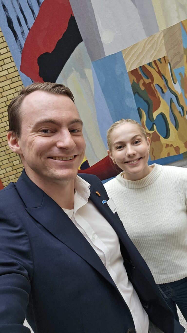 Bilde av Marius Krogstad Aune og Mari Holm Lønseth i vandrehallen på Stortinget.