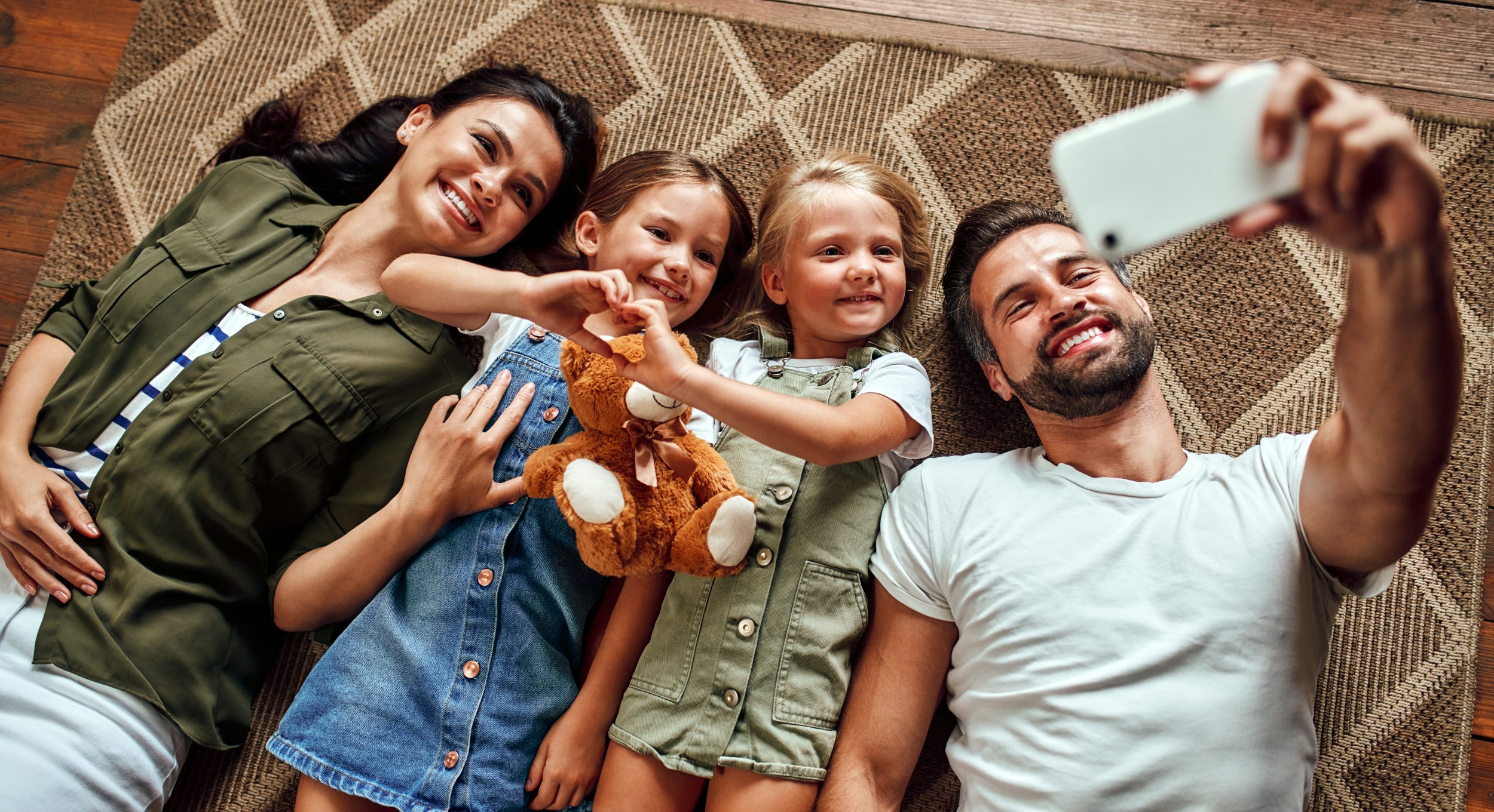 familie som tar bilde av seg selv