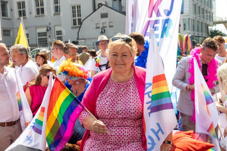 Bilde av partileder Erna Solberg under Oslo Pride-paraden i 2023. Erna i fokus foran, mange mennesker i bakgrunnen.