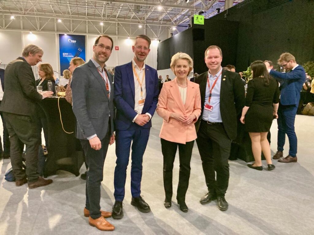 Gruppebilde av fire personer: tre representanter fra EPPride sammen med Europakommisjonens president, Ursula von der Leyen.