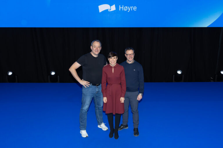 Bilde av to menn og en kvinne på scenen under Høyres landsmøte 2026.