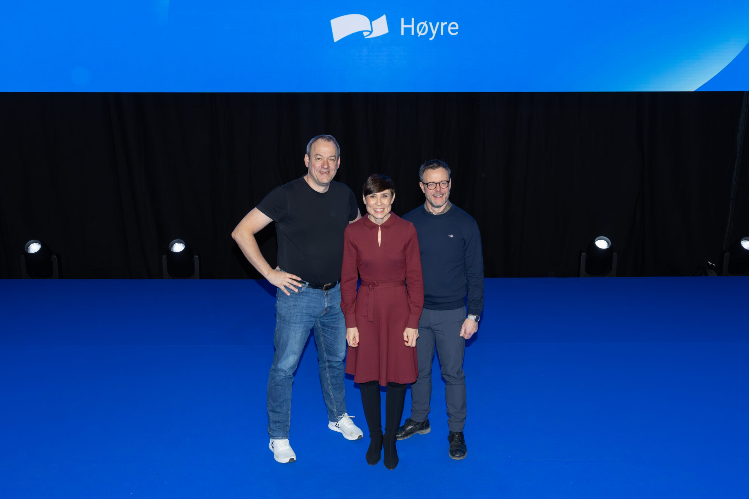 Bilde av to menn og en kvinne på scenen under Høyres landsmøte 2026.