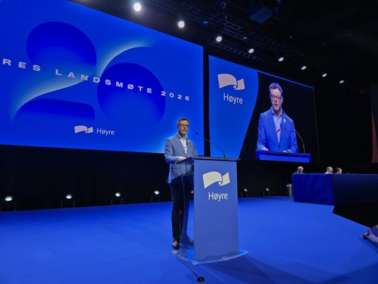 Mann på talerstolen under Høyres landsmøte 2026.