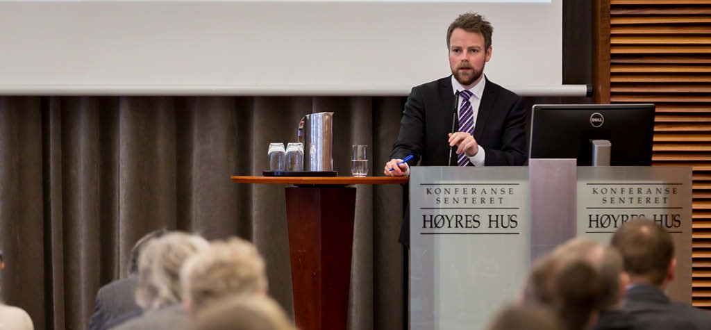 Kunnskapsminister Torbjørn Røe Isaksen snakker til forsamlingen under et forskningsseminar på Høyres Hus i januar. Foto: Hans Kristian Thorbjørnsen