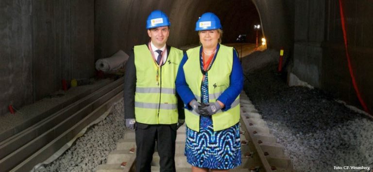 36 meter under bakken fikk statsminister Erna Solberg høre om Sporveiens arbeid med Lørenbanen da hun besøkte Oslo på onsdag. Foto: CF-Wesenberg