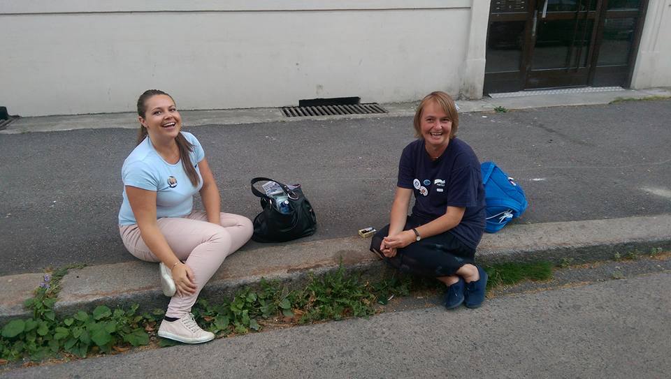 Beate Brovig Auke og Lene Haug tok en liten pause i veikanten