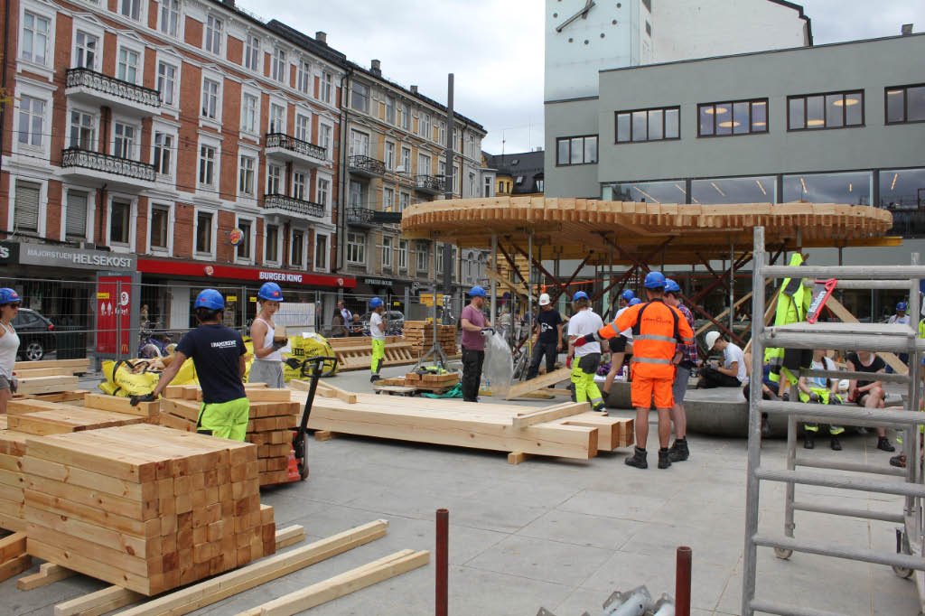 Arkitektstudenter bygger trebygg på Vinkelplassen