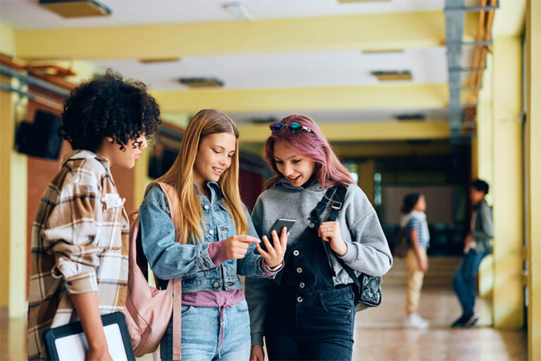 Illustrasjonsbilde av mobiltelefon i skolen