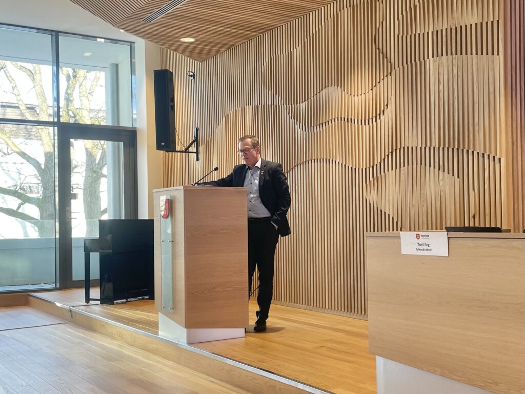 Stian Hauenschild om Vestfoldbilletten. Foto: Høyres Fylkestingsgruppe