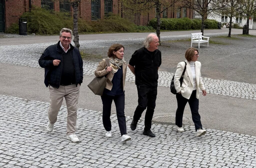Atle Brynestad er eier av Hadeland Glassverk og tok imot delegasjonen fra Høyre. F.v. Morten Skauge, Kari Sofie Bjørnsen, Atle Brynestad og Tone Wilhelmsen Trøen.