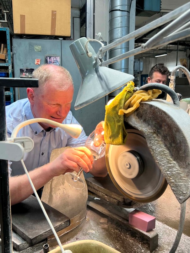 Stortingsrepresentant Erlend Larsen får prøve seg på glasskunst.