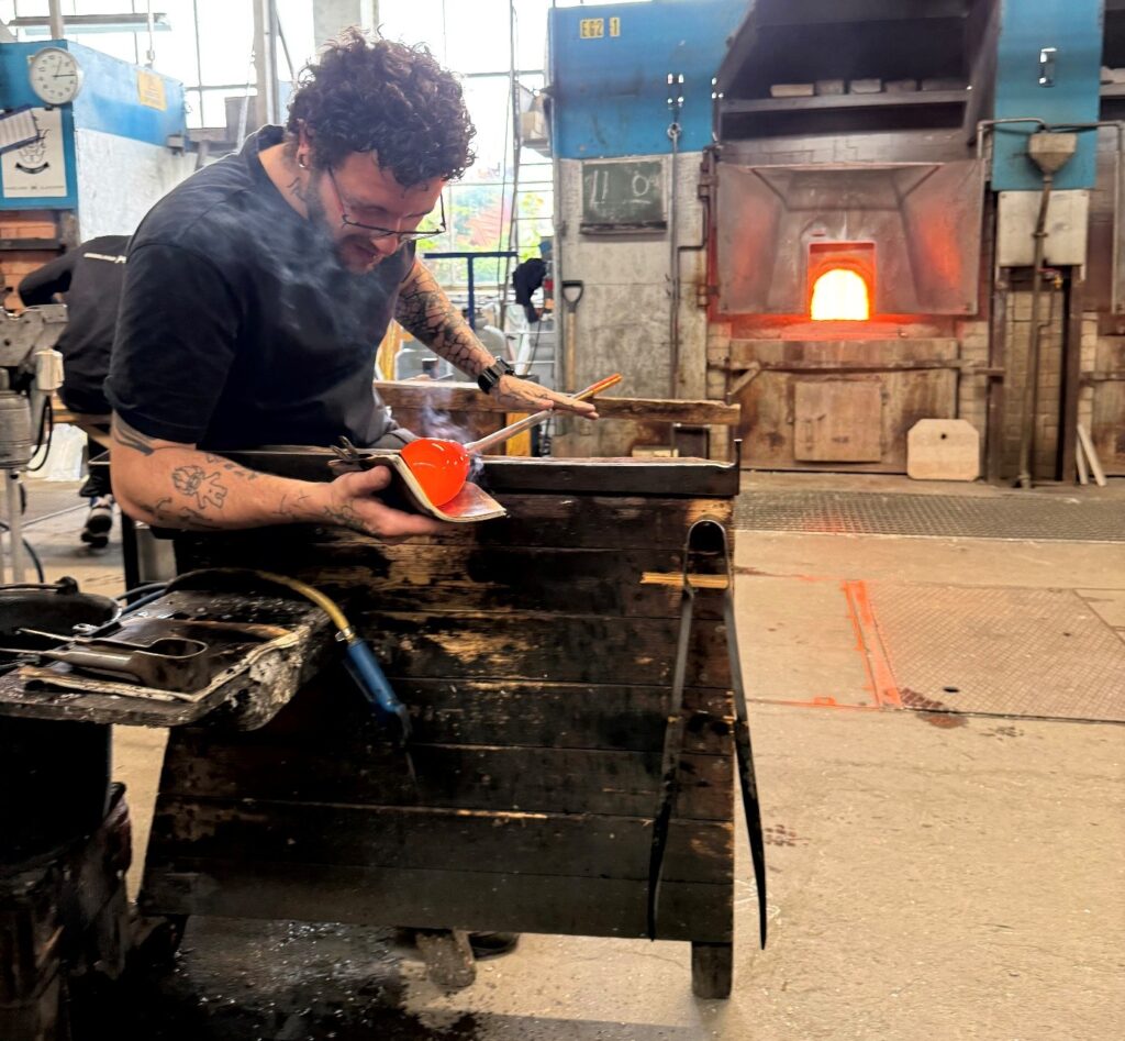 Smelteovnene holder 1160 grader og krever mye strøm