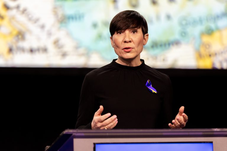 Ine Marie Eriksen Søreide på talerstolen