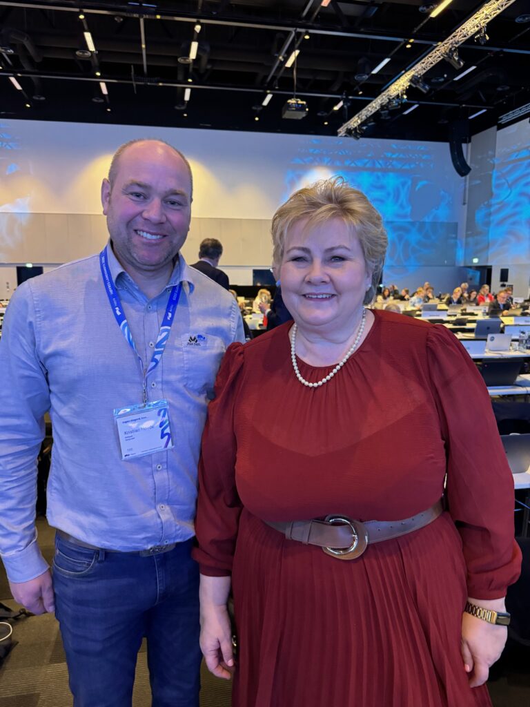 Kristian Hovde og Erna Solberg på landsmøtet 2025