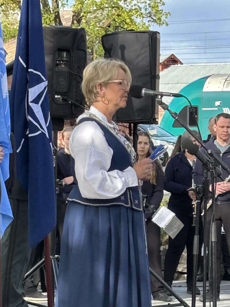 Ordfører Anne Bjertnæs under 80-årsmarkeringen av frigjøringsdagen på Gjøvik. Foto: Gjøvik Høyre / Erlend Gjølme