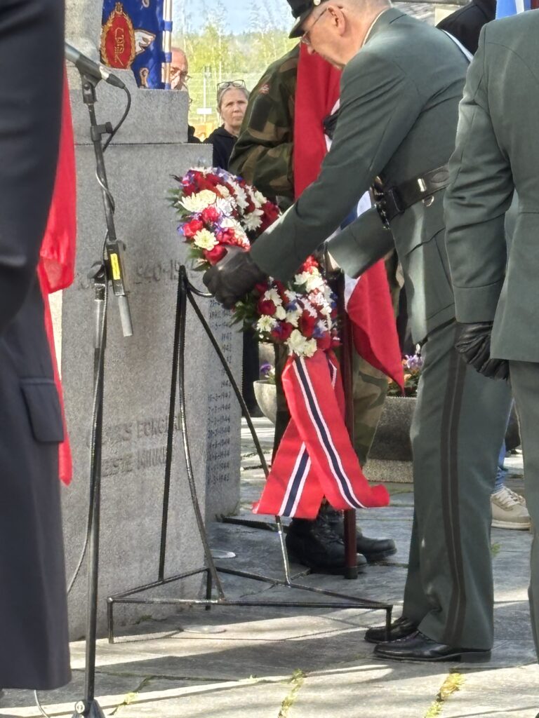 Kransenedleggelse under markering av frigjørings- og veterandagen 8. mai 2025 på Gjøvik. Foto: Gjøvik Høyre / Erlend Gjølme