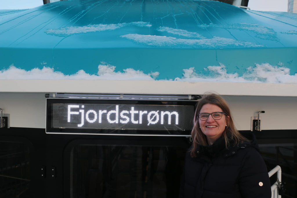 Marianne Dobak Kvensjø (H) og MS Fjordstrøm.