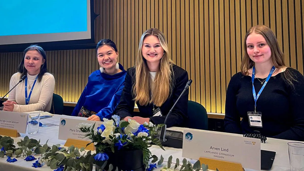 Maria Strand Munkhaug (nummer to fra høyre) var ungdomsdelegat fra Norge. Hun er blant annet en del av ungdomsrådet for Barentsregionen.